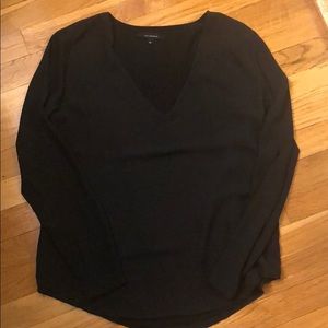 Olivaceous black vneck top